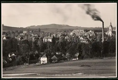 Fotografie Brück & Sohn Meissen, Ansicht Grossschweidnitz, Blick auf die Stadt mit der Landesanstalt, rauchender Schlot