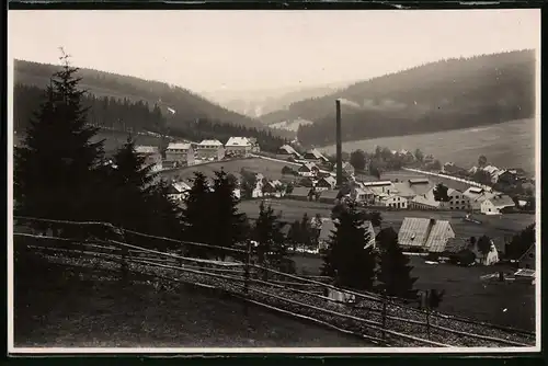 Fotografie Brück & Sohn Meissen, Ansicht Carlsfeld i. Erzg., Blick auf den Ort mit Fabrikschornstein