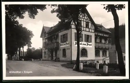 Fotografie Brück & Sohn Meissen, Ansicht Wildenthal i. Erzg., Strassenpartie am Hotel zur Post