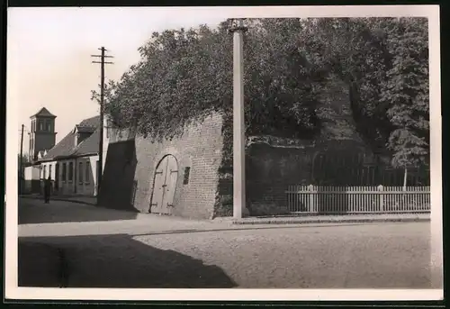 Fotografie Brück & Sohn Meissen, Ansicht Peitz N. L., Strassenpartie am Fusse der Bastei