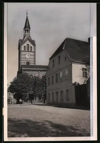 Fotografie Brück & Sohn Meissen, Ansicht Peitz N. L., Strassenpartie an der Kirche