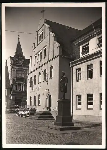 Fotografie Brück & Sohn Meissen, Ansicht Pulsnitz, Partie am Ratskeller und Rietscheldenkmal