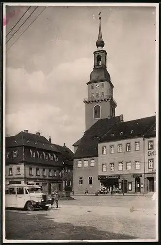 Fotografie Brück & Sohn Meissen, Ansicht Frankenberg i. Sa., Marktplatz mit Geschäft Otto Thomas, Reisebus und Kirche