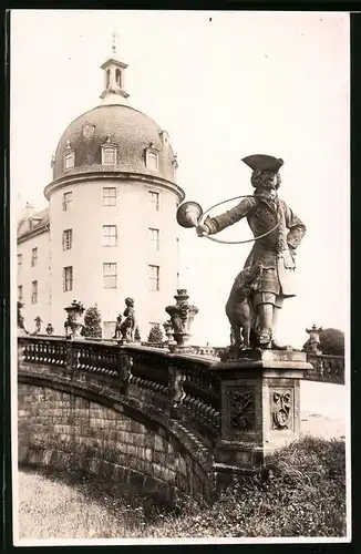Fotografie Brück & Sohn Meissen, Ansicht Moritzburg, Jägerstatue am Jagdschloss