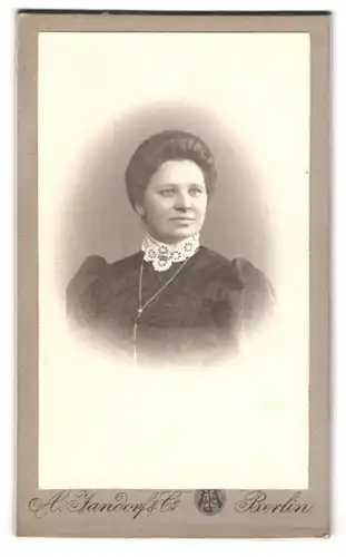Fotografie A. Jandorf & Co, Berlin, Bellealliancestr. 1 /2, Dame mit einer Halskette