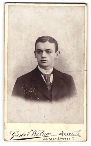 Fotografie Gustav Werner, Leipzig, Zeitzer-Strasse 16, Junger Mann im Anzug mit Mittelscheitel
