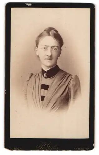 Fotografie R. Guler, Zürich, Bürgerliche junge Dame mit Brille