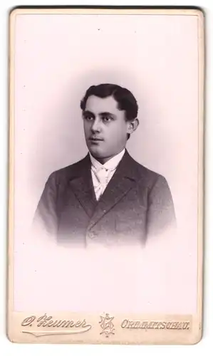 Fotografie O. Zeumer, Crimmitschau, Jacobsgasse 14, Junger bürgerlicher Mann in einem Mantel