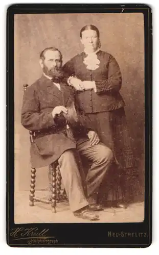 Fotografie H. Krull, Neu-Strelitz, Älteres Ehepaar in vertrauter Pose