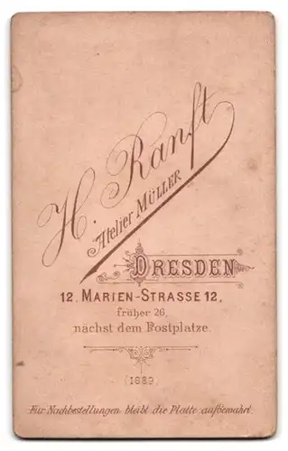 Fotografie H. Ranft, Dresden, Marien-Strasse 12, Junge Dame mit einem Buch in der Hand