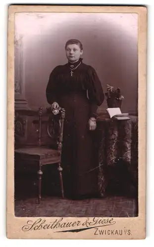 Fotografie Scheithauer & Giese, Zwickau, Plauensche Str. 24, Junge bürgerliche Dame in schwarzer Kleidung