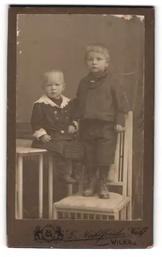 Fotografie G. Mühlfrieder Nachf., Wilkau, Zwei Geschwister in schwarzer Kleidung