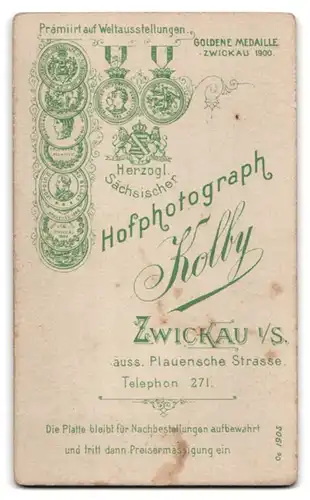Fotografie Kolby, Zwickau, Plauensche Strasse, Bürgerliche Dame in eleganter Kleidung mit Buch in der Hand