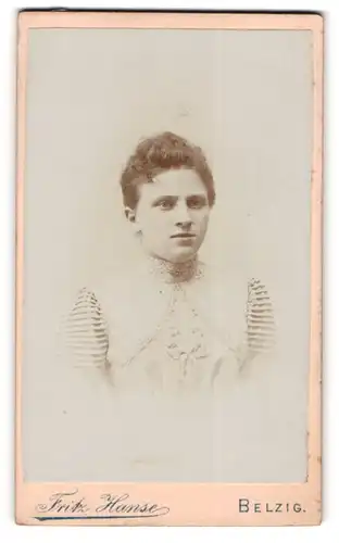 Fotografie Fritz Hanse, Belzig, Bürgerliche junge Dame in weisser Kleidung