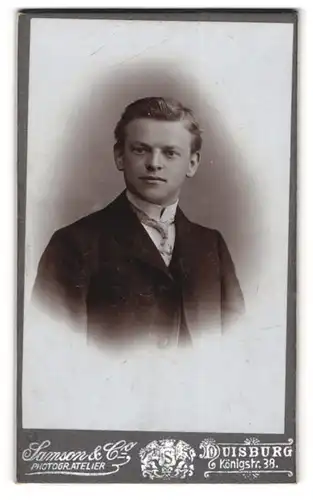 Fotografie Samson & Co, Duisburg, Königstr. 38, Junger Mann mit Krawatte