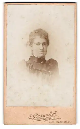 Fotografie C. Bräunlich, Jena, Teichgraben 5, Bürgerliche Dame mit lockigen Haaren