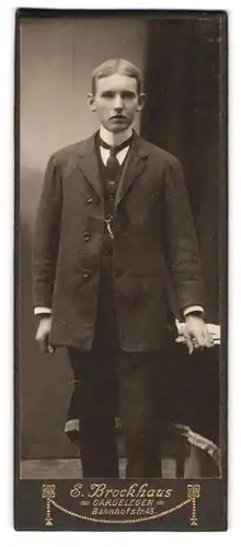 Fotografie E. Brockhaus, Gardelegen, Bahnhofstrasse 43, Junger Herr im Anzug mit Krawatte