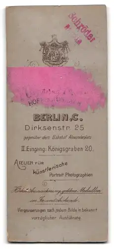 Fotografie Martin Balg, Berlin, Dirksenstrasse 25 Eingang Königsgraben 20, Junge Dame in weisser Bluse und Rock