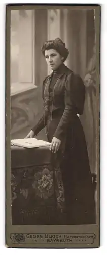 Fotografie Georg Ulrich, Bayreuth, Ludwigstrasse 26, Junge Dame im Kleid mit einem Buch