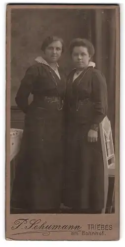Fotografie P. Schumann, Triebes, Zwei junge Damen in Kleidern