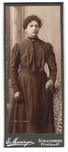 Fotografie E. Meininger, Schleusingen, Pförtchen 6 a, Junge Dame im Kleid mit Kragenbrosche