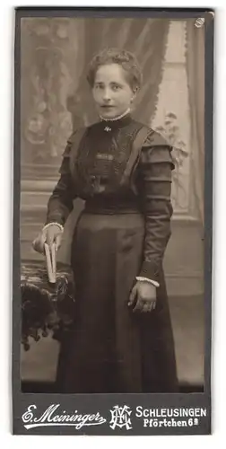 Fotografie E. Meininger, Schleusingen, Pförtchen 6 a, Junge Dame im Kleid mit einem Buch