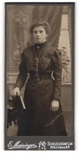 Fotografie E. Meininger, Schleusingen, Pförtchen 6 a, Junge Dame im Kleid mit einem Buch