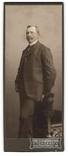 Fotografie Chr. Schwennesen, Tondern, Westerstrasse 96, Bürgerlicher Herr im Anzug mit Krawatte