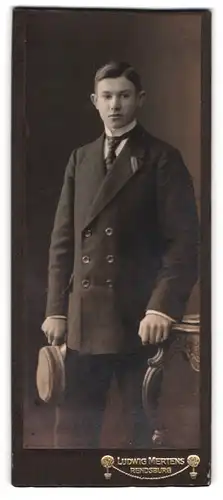 Fotografie Ludwig Mertens, Rendsburg, Student im Anzug mit Krawatte und Schirmmütze