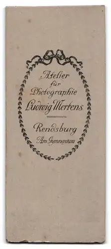 Fotografie Ludwig Mertens, Rendsburg, Student im Anzug mit Krawatte und Schirmmütze