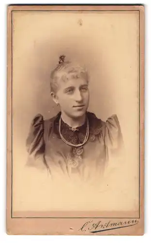 Fotografie C. Axtmann, Plauen i. Voigtl., Albertsplatz 12, Junge Dame mit zurückgebundenem Haar