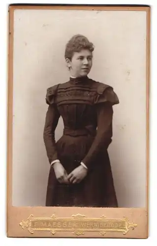 Fotografie F. Maesser, Wernigerode, Junge Dame im modischen Kleid