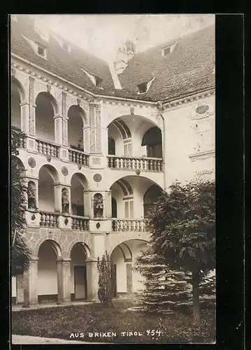 AK Brixen, Blick in den Innenhof eines herrschaftlichen Gebäudes