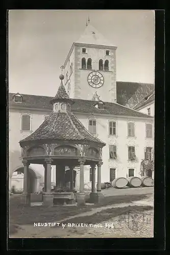 AK Neustift bei Brixen, Blick aus einem Hof zum Kirchturm