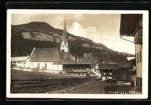 AK Fügen /Zillertal, Strassenpartie mit Kirche