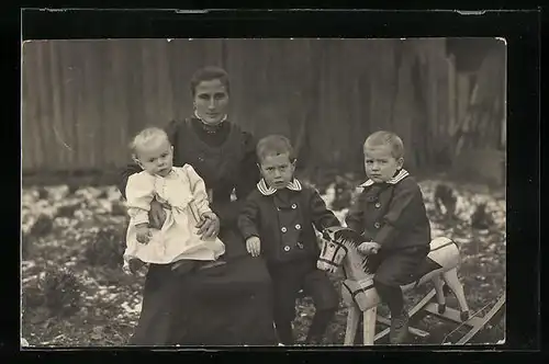 Foto-AK Mutter mit Kindern und Schaukelpferd im Winter