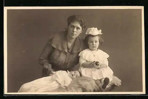 Foto-AK Mutter mit Täufling und Mädchen mit Spielzeug