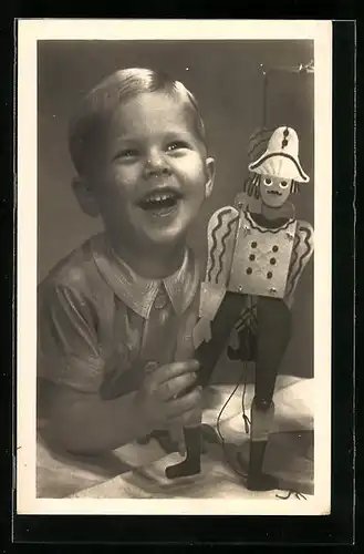 Foto-AK Knabe mit Hampelmann-Soldat