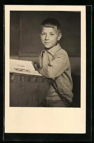 Foto-AK Knabe mit Buch auf der Schulbank