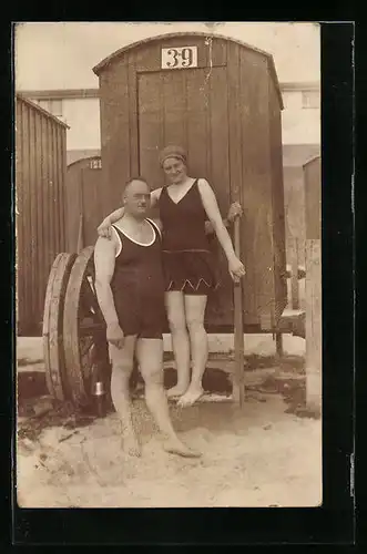 AK Paar in Badeanzügen vor einem Badewagen