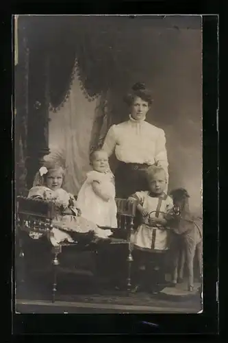 Foto-AK Mutter mit Kindern und Spielzeugpferd, ca. 1913