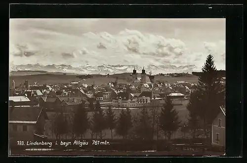 AK Lindenberg /Allg., Ortsansicht mit Blick auf Bergkette