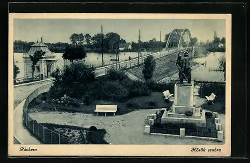 AK Rackeve, Hösök scobra, Denkmal bei Brücke am Fluss