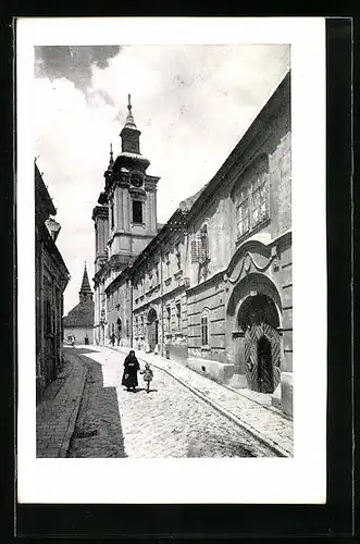 AK Székesfehérvár, Utcareszlet a Szt. Istvan templommal