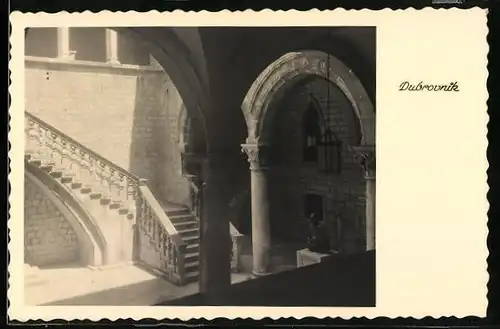 AK Dubrovnik, Innenhof mit Säulen und Torbögen