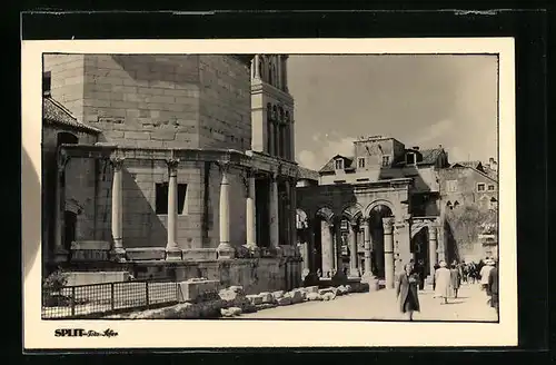 AK Split, Ortsansicht mit Säulen und Torbögen