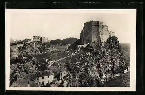 AK Dubrovnik, Ortsansicht an den Steilfelsen
