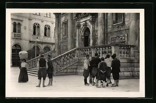 AK Dubrovnik, Strassenpartie mit Einwohnern in Trachten