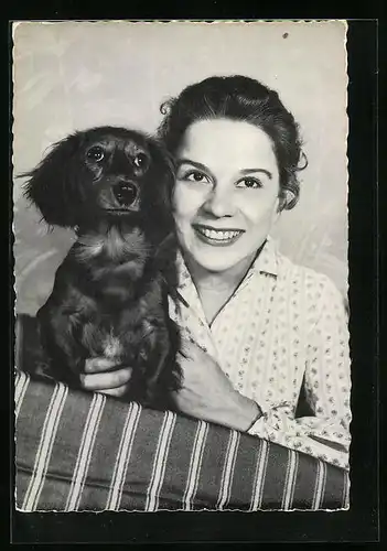 AK Schauspielerin Gerdrud Kückelmann mit einem Hund