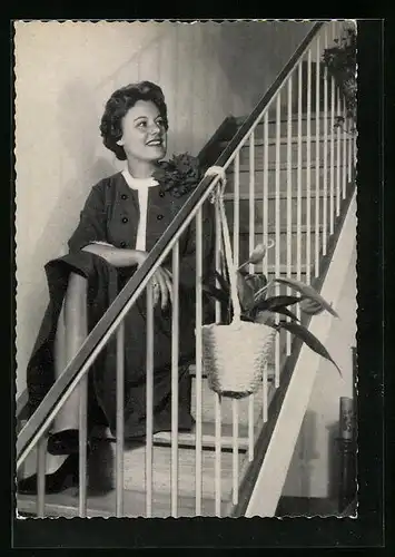 AK Schauspielerin Maria Holst sitzt auf einer Treppe